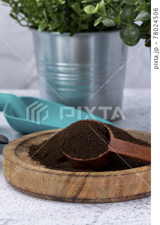 recycling coffee - wood spoon, wood bowl and capsule coffee 78024506
