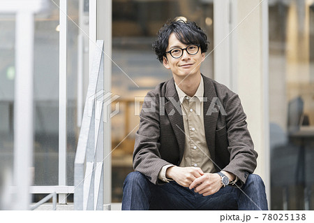 カメラ目線で笑顔の眼鏡をかけた30代男性　ポートレート 78025138
