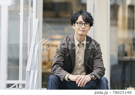 カメラ目線で笑顔の眼鏡をかけた30代男性 ポートレート カメラ目線で笑顔の眼鏡をかけた30代男性 ポートレート 78025140