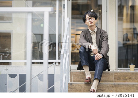 カメラ目線で笑顔の眼鏡をかけた30代男性　ポートレート 78025141