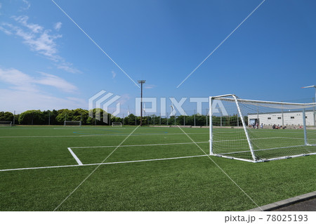 神栖市矢田部サッカー場と風力発電設備の風景 神栖市矢田部サッカー場と風力発電設備の風景 78025193