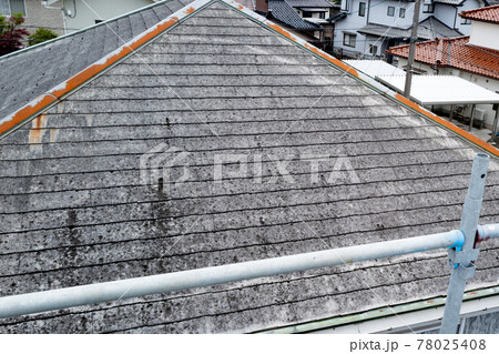 錆びて腐った屋根　屋根の葺き替え　住宅リフォーム 78025408