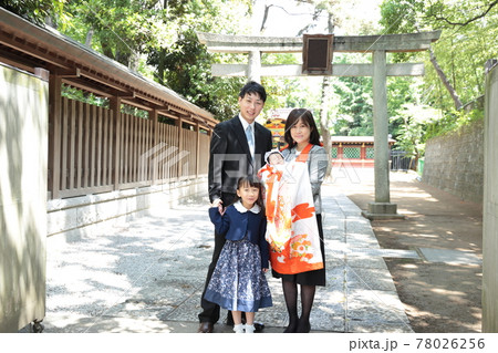 ファミリーでお宮参り 78026256