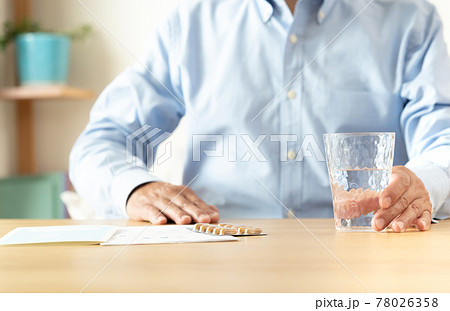 薬を飲む中高年男性 薬を飲む中高年男性 78026358