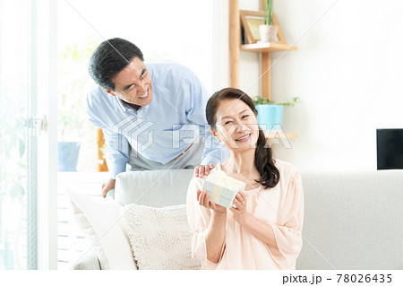 プレゼントを受け取る中高年女性 78026435