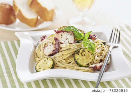 タコとズッキーニが入ったリングイネのジェノベーゼソース タコとズッキーニが入ったリングイネのジェノベーゼソース 78026616