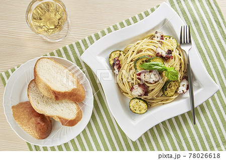 タコとズッキーニが入ったリングイネのジェノベーゼソース 78026618