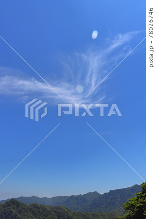 雲のある青空と山地 雲のある青空と山地 78026746