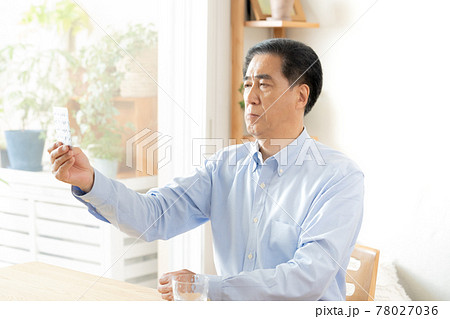 薬を服用する中高年男性 78027036
