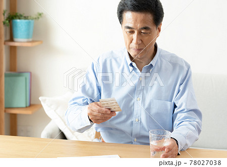 薬を服用する中高年男性 78027038