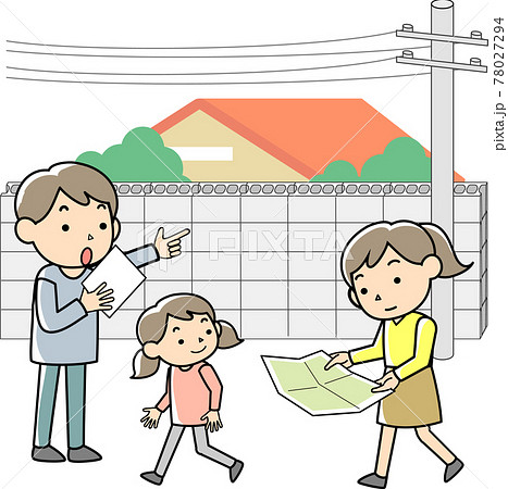 災害時の避難経路を確認する家族 災害時の避難経路を確認する家族 78027294