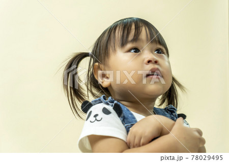 二歳児　ベージュ背景 78029495