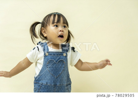 二歳児　ベージュ背景 78029505