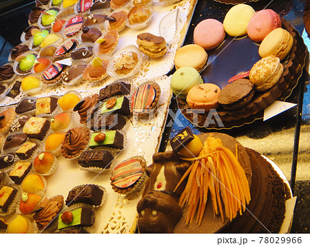 【ストラスブール】クリスマス時期のお菓子 マカロンとチョコレート 【ストラスブール】クリスマス時期のお菓子 マカロンとチョコレート 78029966