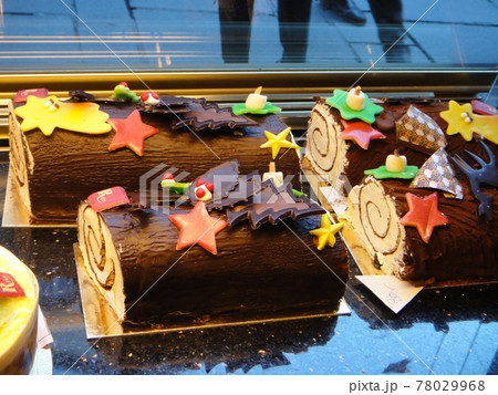 ストラスブール クリスマス時期のお菓子 ブッシュドノエルの写真素材