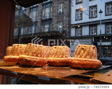 【ストラスブール】クリスマス時期のお菓子 クグロフ 78029969