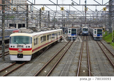 小手指車両基地に停留されたラストランを終えたレッドアロークラシック 78030093