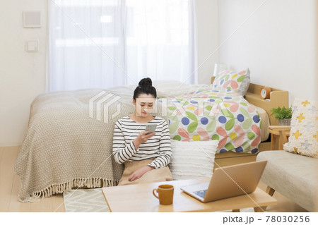 スマホを見る若い女性 スマホを見る若い女性 78030256