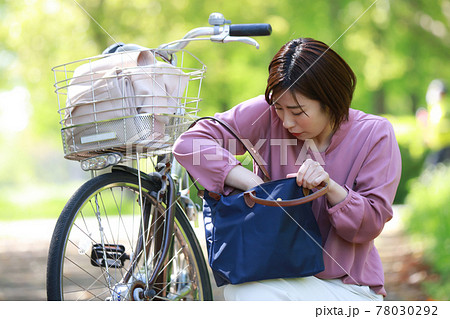 自転車のかぎをさがす女性 自転車のかぎをさがす女性 78030292