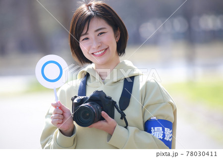 〇札を持つ女性カメラマン 〇札を持つ女性カメラマン 78030411