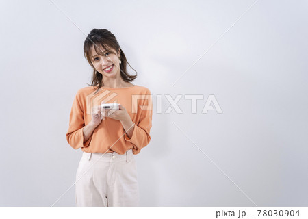 スマートフォンを使う女性 スマートフォンを使う女性 78030904