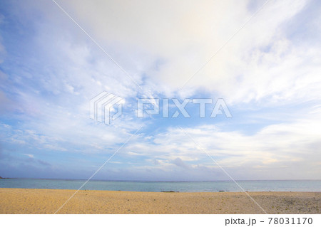 【沖縄素材】沖縄の赤土と珊瑚で出来たビーチと青空 【沖縄素材】沖縄の赤土と珊瑚で出来たビーチと青空 78031170