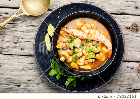 Thai tom yum soup with shrimp 78032161