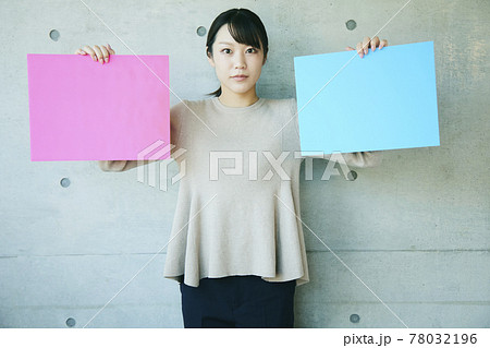 woman with message boards woman with message boards 78032196