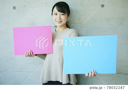 woman with message boards woman with message boards 78032287