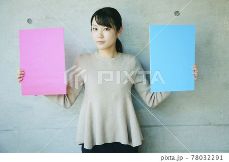 woman with message boards 78032291