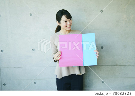 woman with message boards woman with message boards 78032323