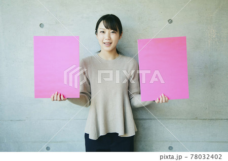 woman with message boards 78032402