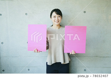woman with message boards woman with message boards 78032407