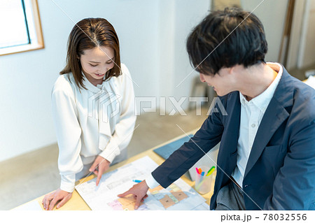 住宅の設計図を提案する男性 ビジネスシーン 住宅の設計図を提案する男性 ビジネスシーン 78032556