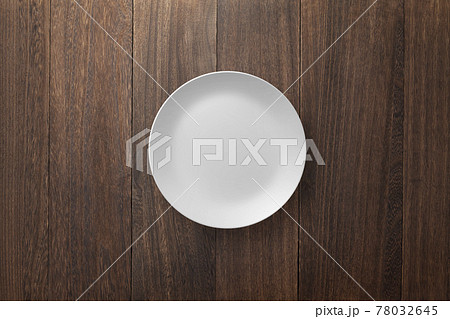 天然木のテーブルに白い丸皿【真俯瞰】 78032645
