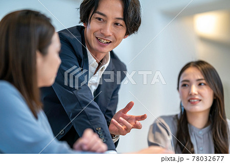 ビジネス　男女　オフィス　立ち話　3人 78032677