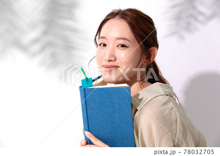 読書をする若い女性のポートレート 78032705