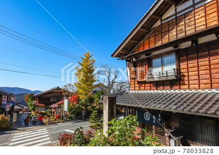 秋の馬籠宿、古い町並み〈岐阜県中津川市〉 78033828