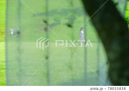 カーテンの向こうで遊ぶ小さな女の子2 78033838