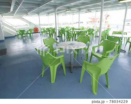 <駿河湾フェリー>船上屋外のテーブルとイス <駿河湾フェリー>船上屋外のテーブルとイス 78034229