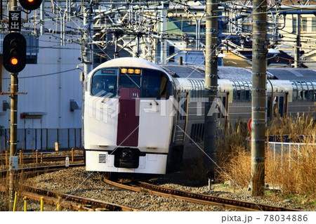 東海道を行く2階建て電車の『湘南ライナー』215系 78034886