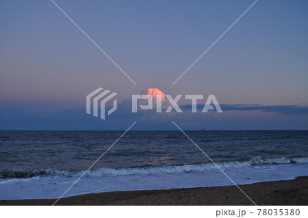 夕暮れ時の海辺と雲 78035380