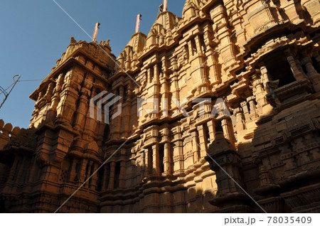 インド(ジャイサルメール)のフォート内のジャイナ教寺院 78035409