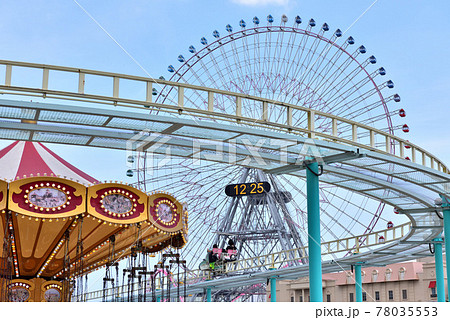 よこはまコスモワールドの向こうに見える観覧車 78035553