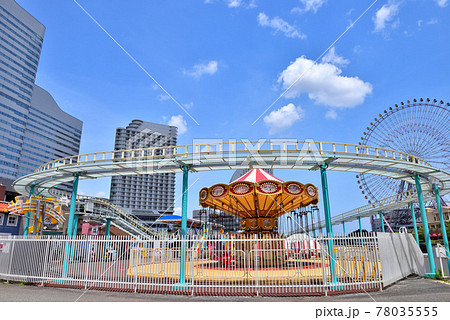 よこはまコスモワールドの向こうに見える観覧車とぽっかり浮かぶ雲 78035555