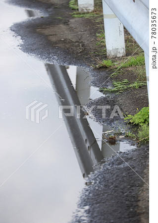 ガードレールと水たまり 78035673