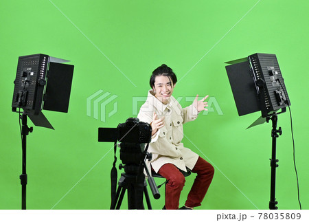動画撮影　動画クリエイター　スタジオ撮影　YouTuber　クロマキー　人物撮影　イメージ素材 78035809