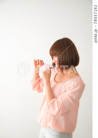 髪の毛先をブラシで梳かす若い女性 髪の毛先をブラシで梳かす若い女性 78037162