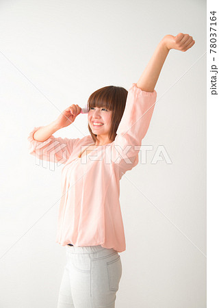 髪の毛先をブラシで梳かす若い女性 髪の毛先をブラシで梳かす若い女性 78037164