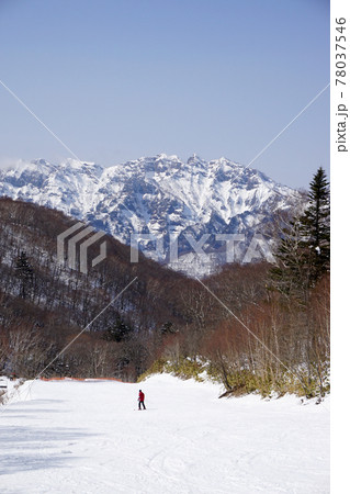 冬の戸隠連峰を望むゲレンデ(長野県) 冬の戸隠連峰を望むゲレンデ(長野県) 78037546